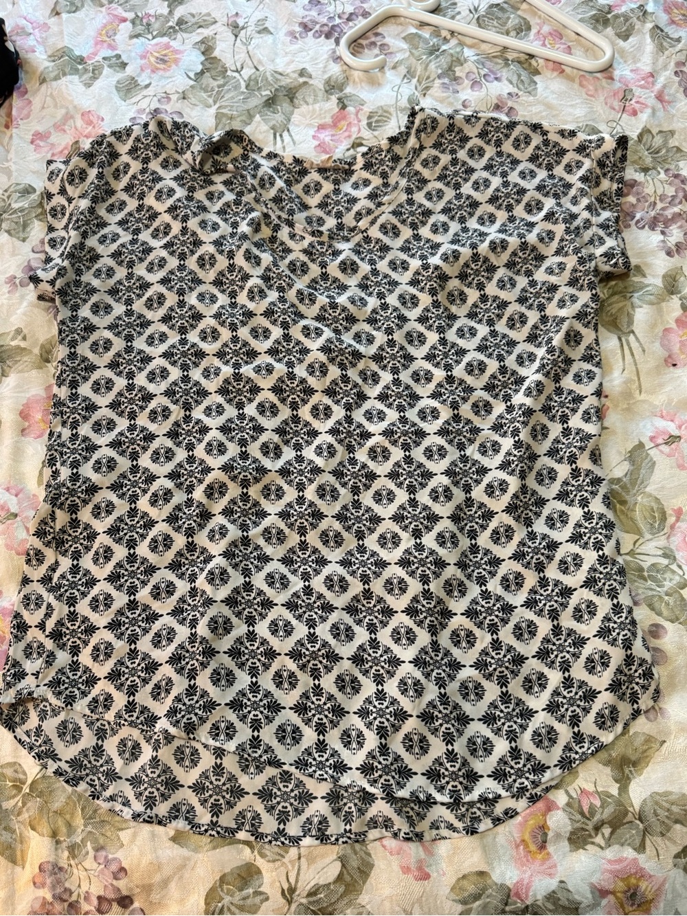 Pleione Black Ivory Geometric Print V Neck Cap Sleeve Blouse Size L